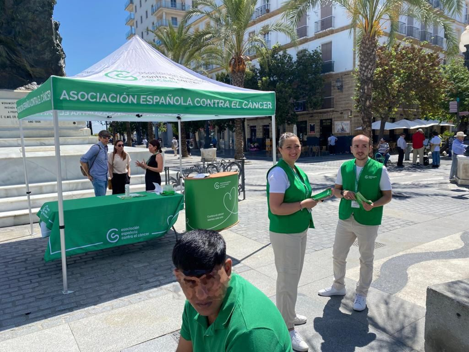 Voluntarias de la AECC, en una mesa informativa en San Juan de Dios.