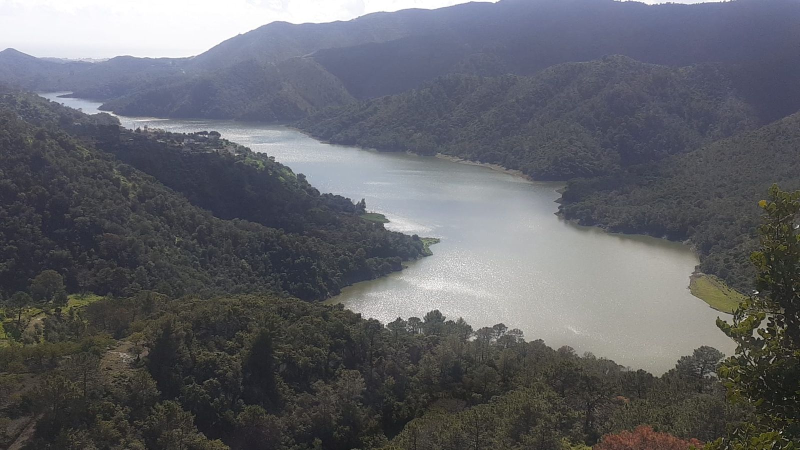 El embalse de la Concepción, en Istán, tras las últimas lluvias, en imágenes