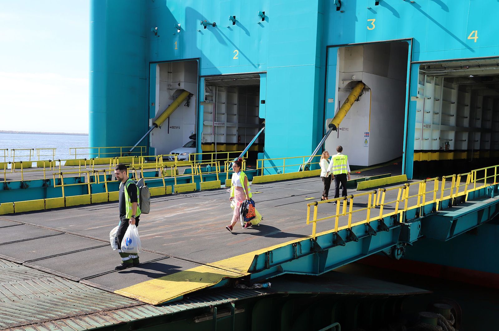 Pasajeros que desembarcan de uno de los ferrys de Baleària en el Muelle Sur.