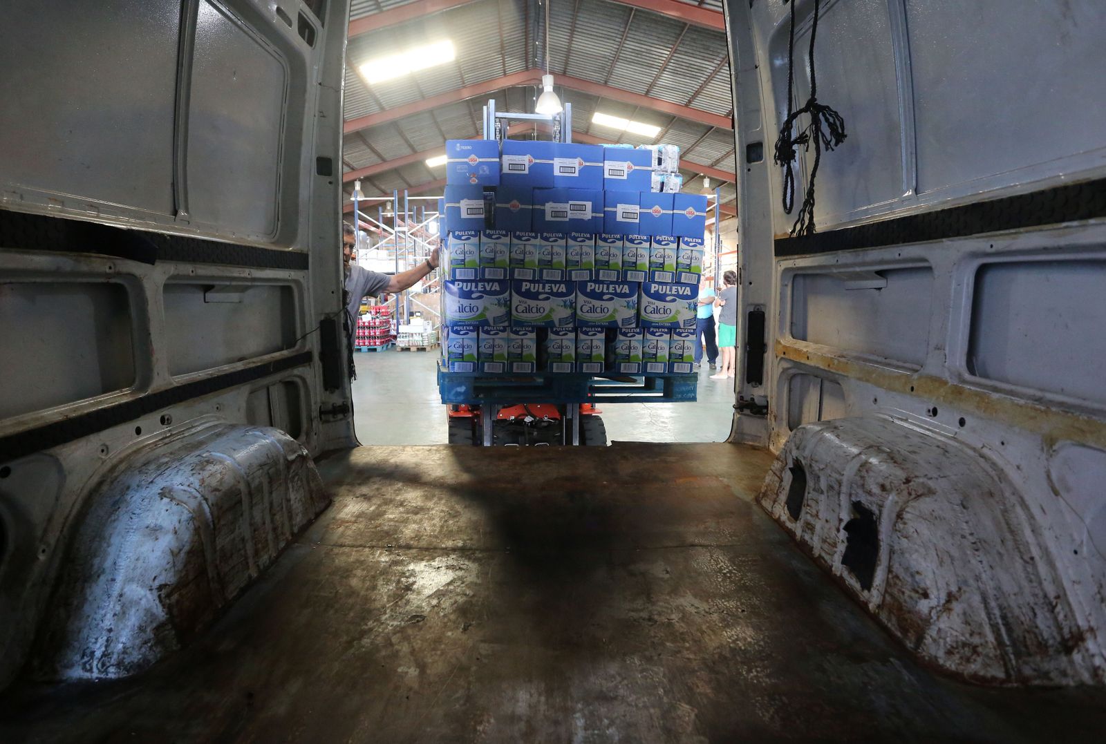 Las imágenes del Reparto de alimentos a entidades sociales del Banco de Alimentos y la Fundación Cajasol