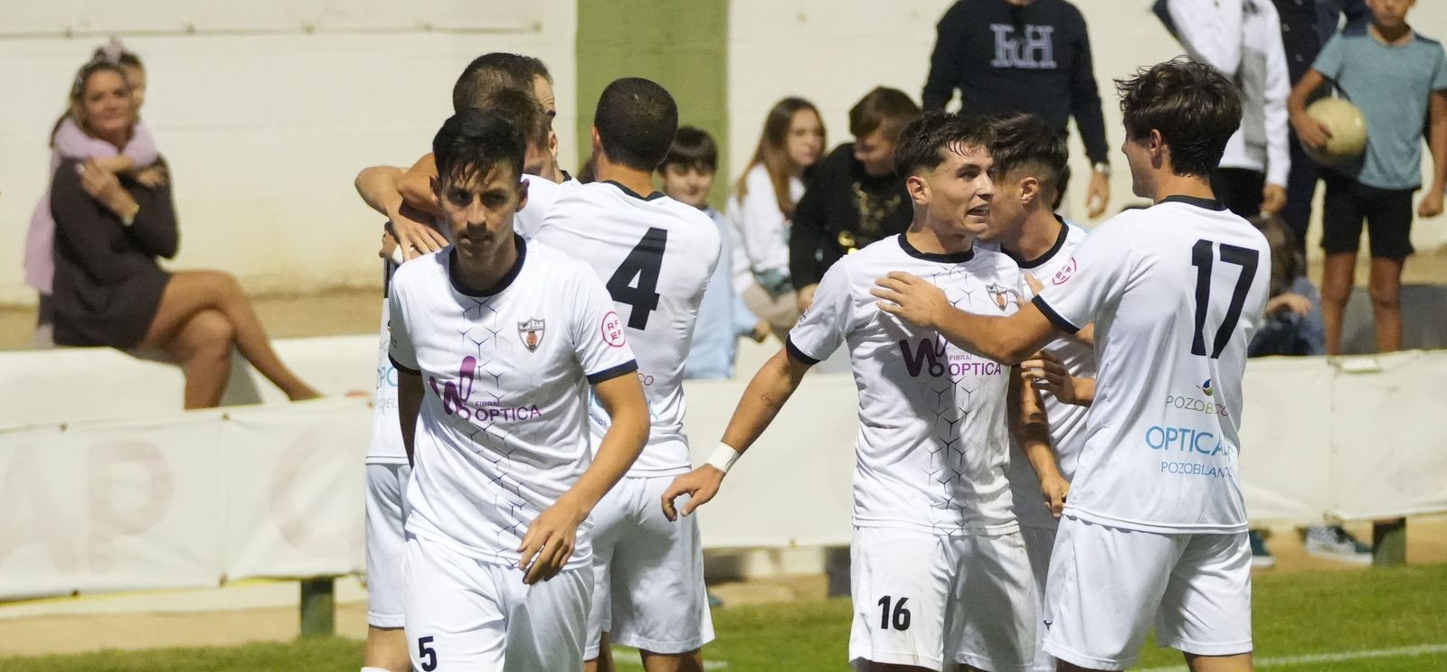 Los jugadores del Pozoblanco celebran el 2-0 de Valentín.