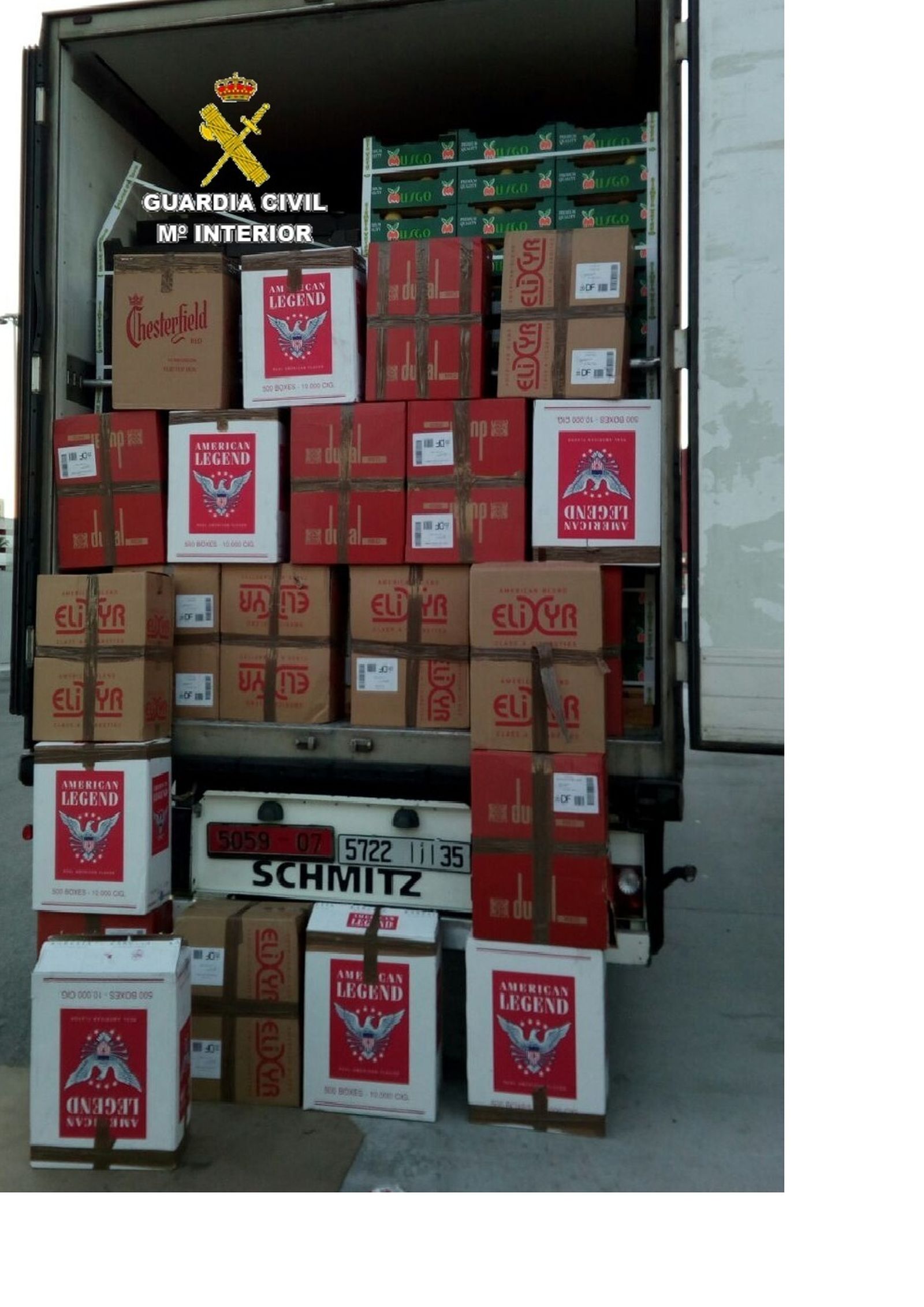 El tabaco de contrabando intervenido por la Guardia Civil en el remolque de tomates.