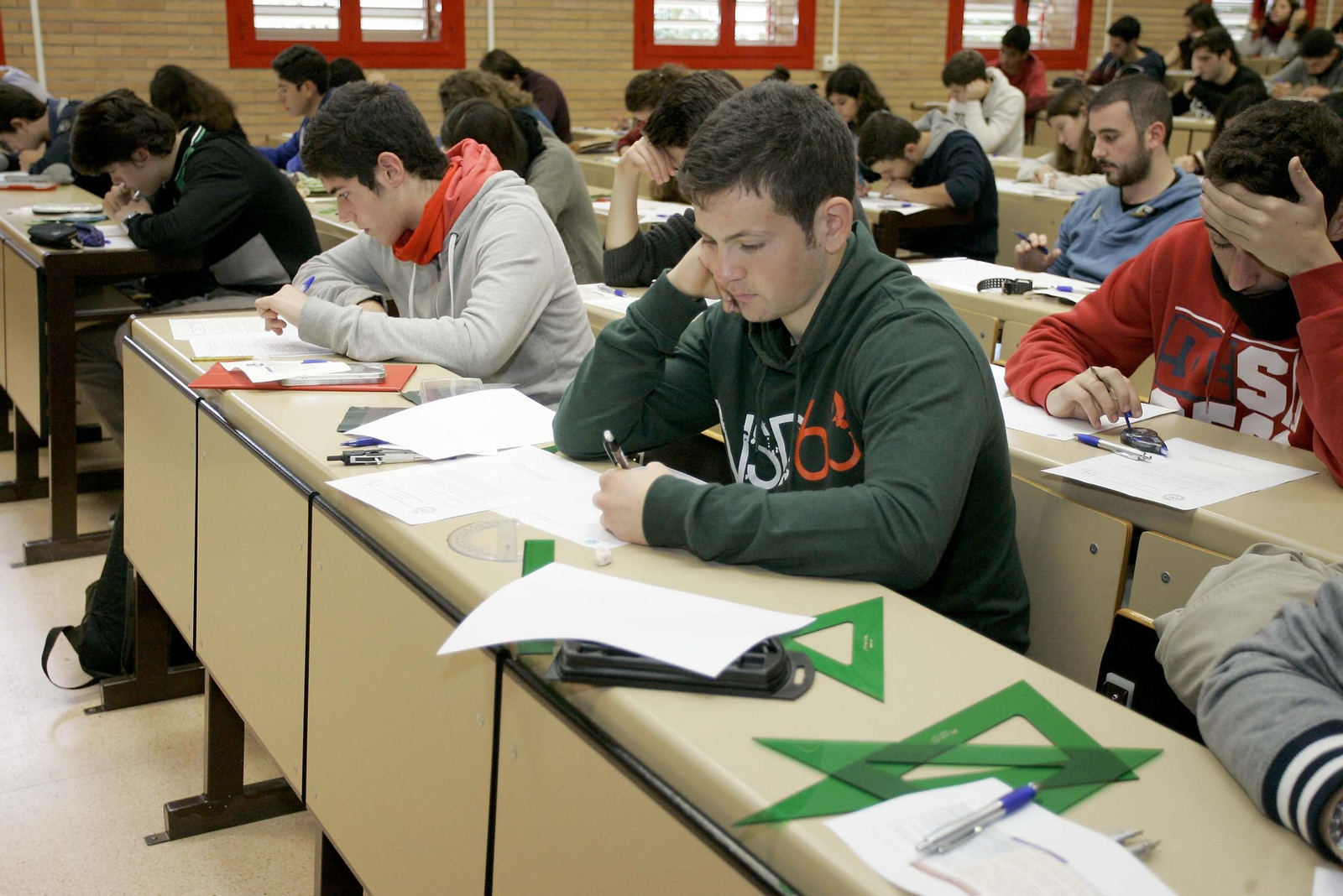 Alumnado de la universidad en una olimpiada matemática