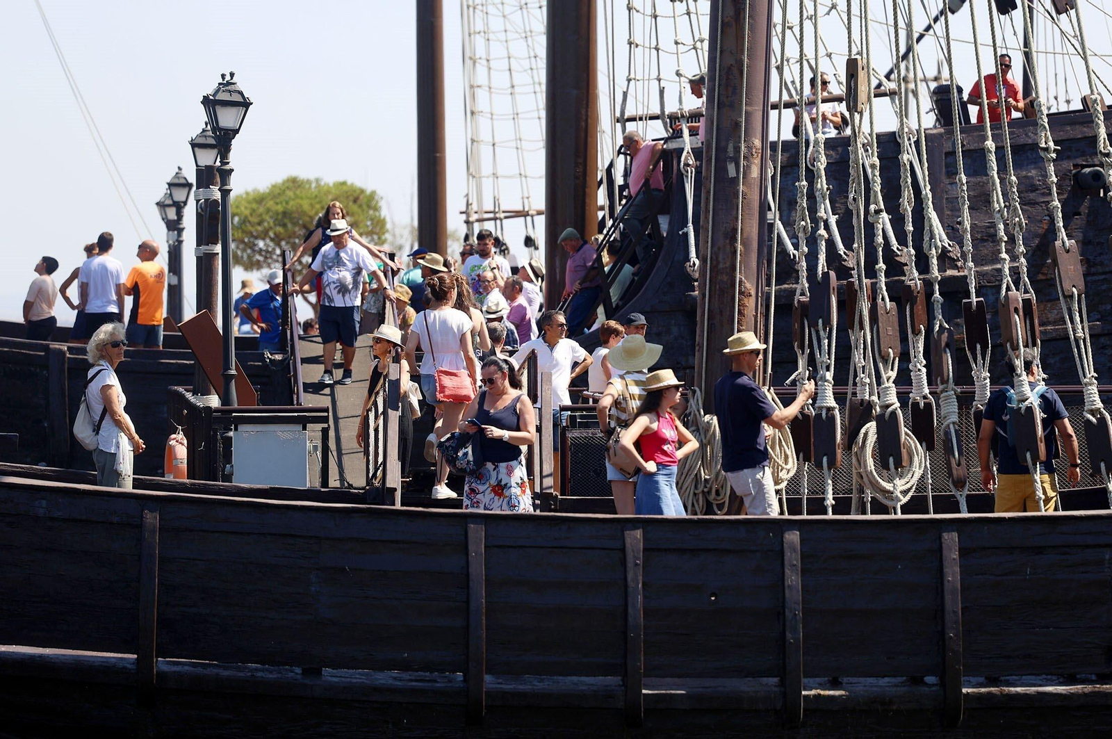Visitantes en una de las naves descubridoras.