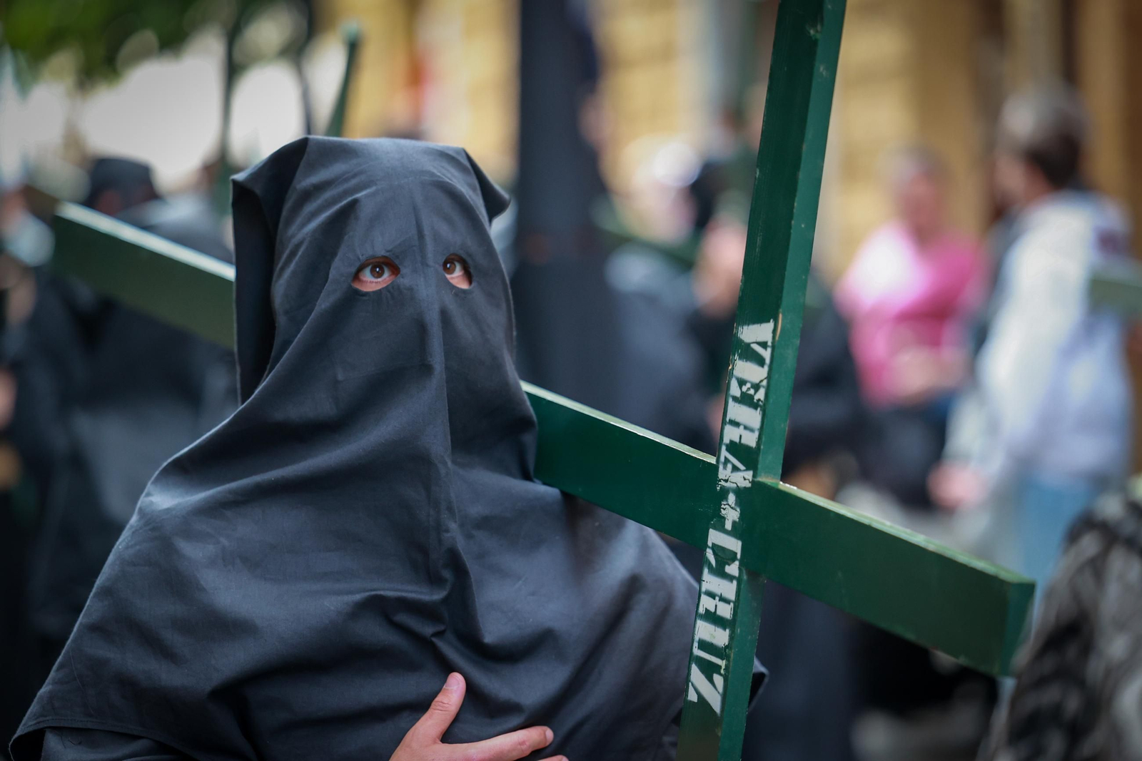 Imágenes de la salida de Vera Cruz en la Semana Santa de Cádiz 2025
