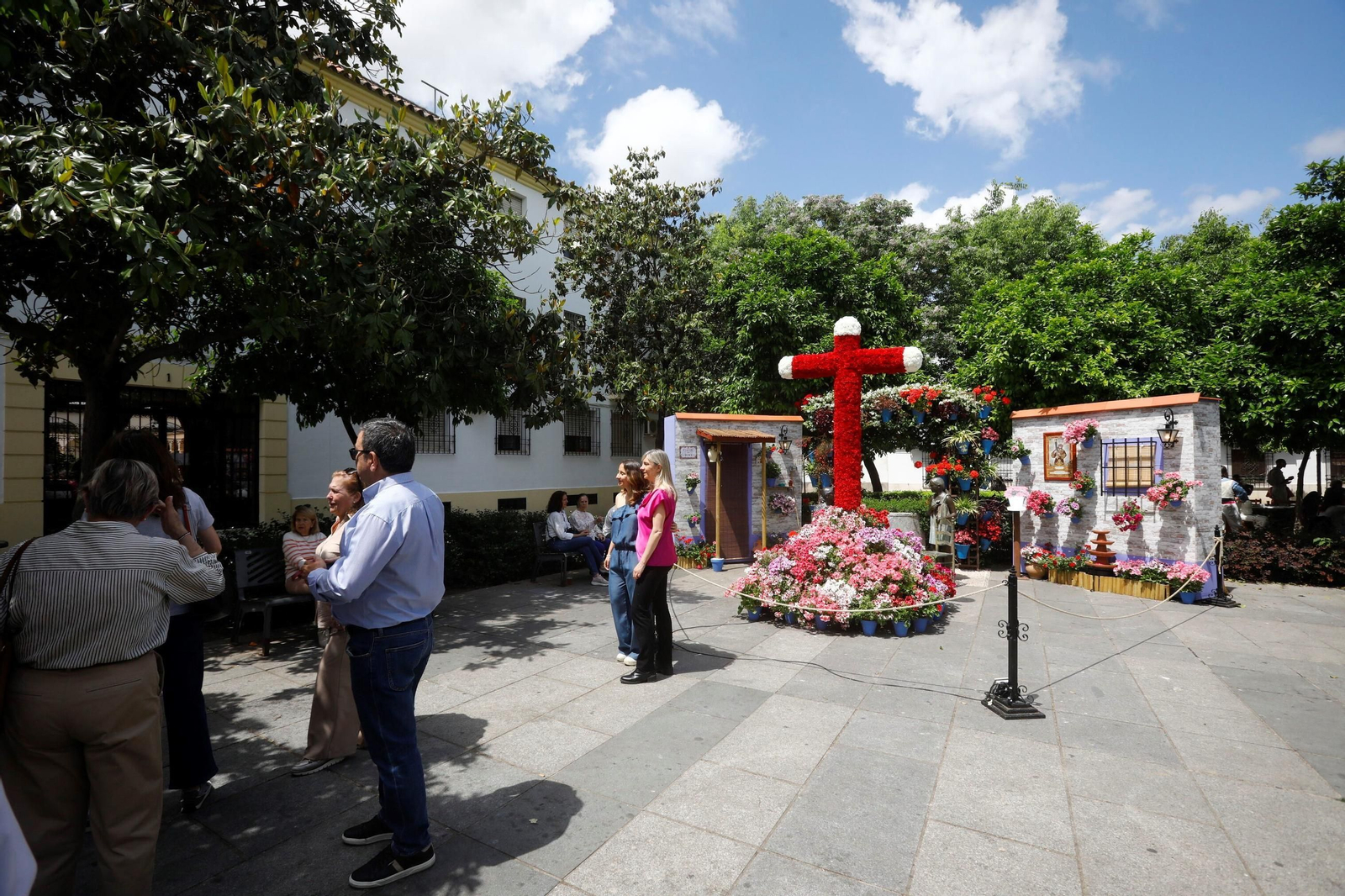 El ambiente en las Cruces de Mayo de Córdoba a mediodía, en imágenes