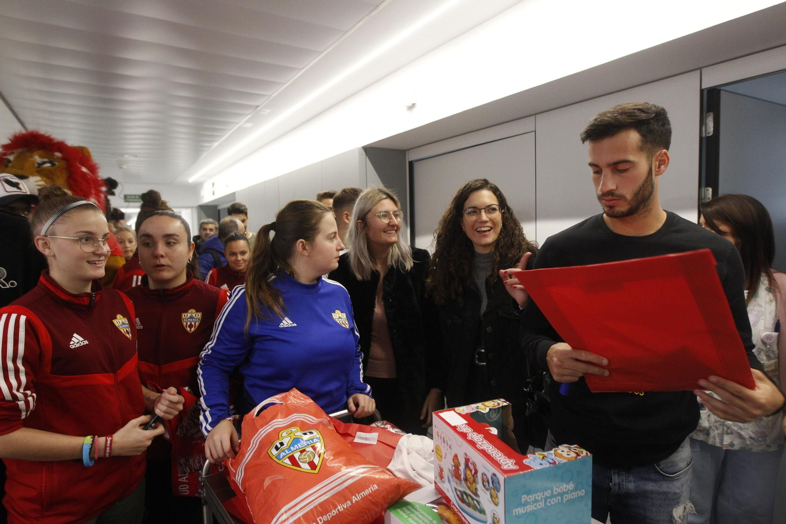 Fotogalería visita jugadores U.D. Almería Hospital Torrecárdenas