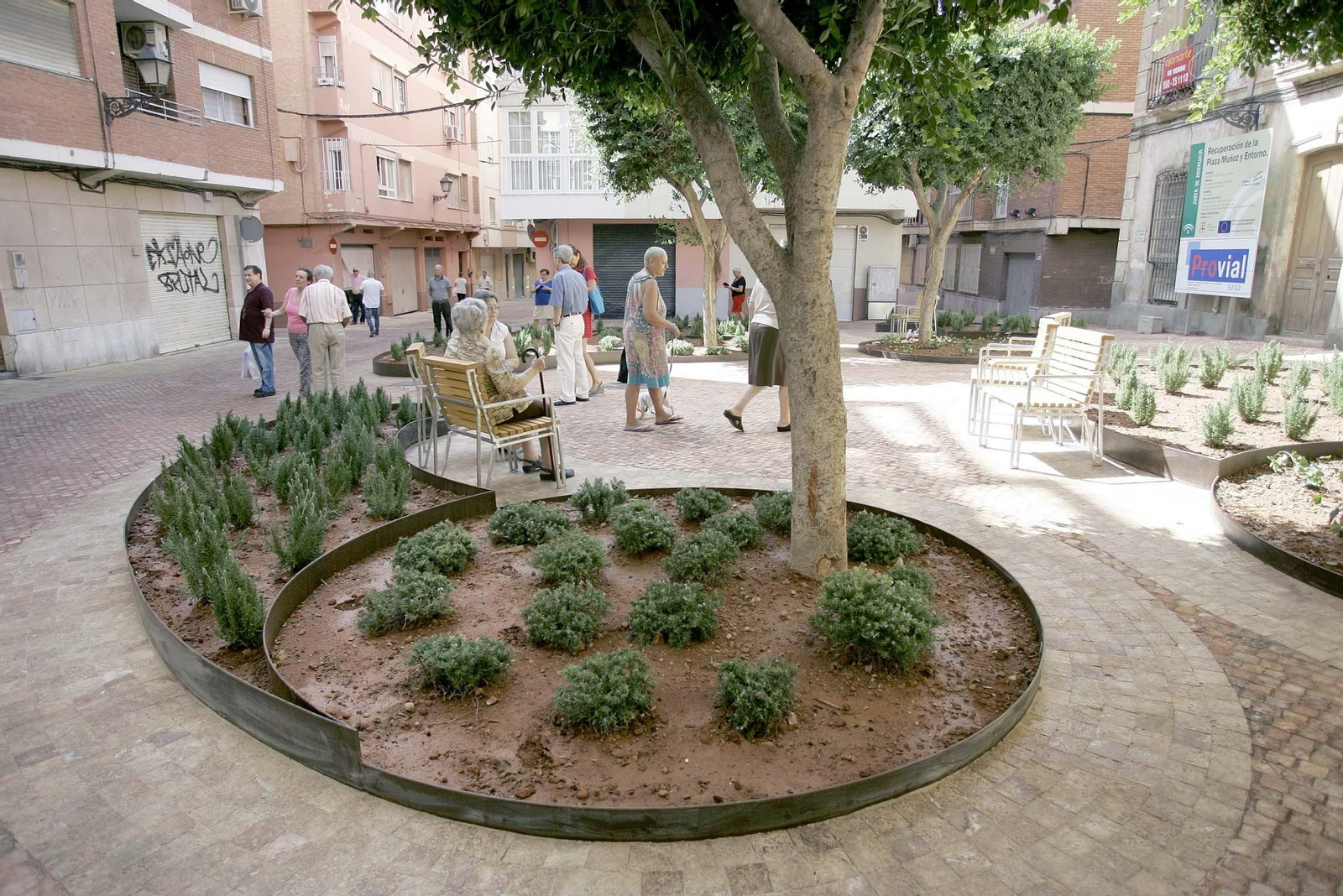 El singular adoquinado de la plaza Muñoz con juegos de textura y disposición de las piezas para diferenciar la zona peatonal del paso rodado.