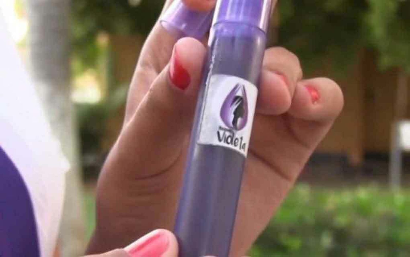 Una de las cápsulas de 'gas violeta'