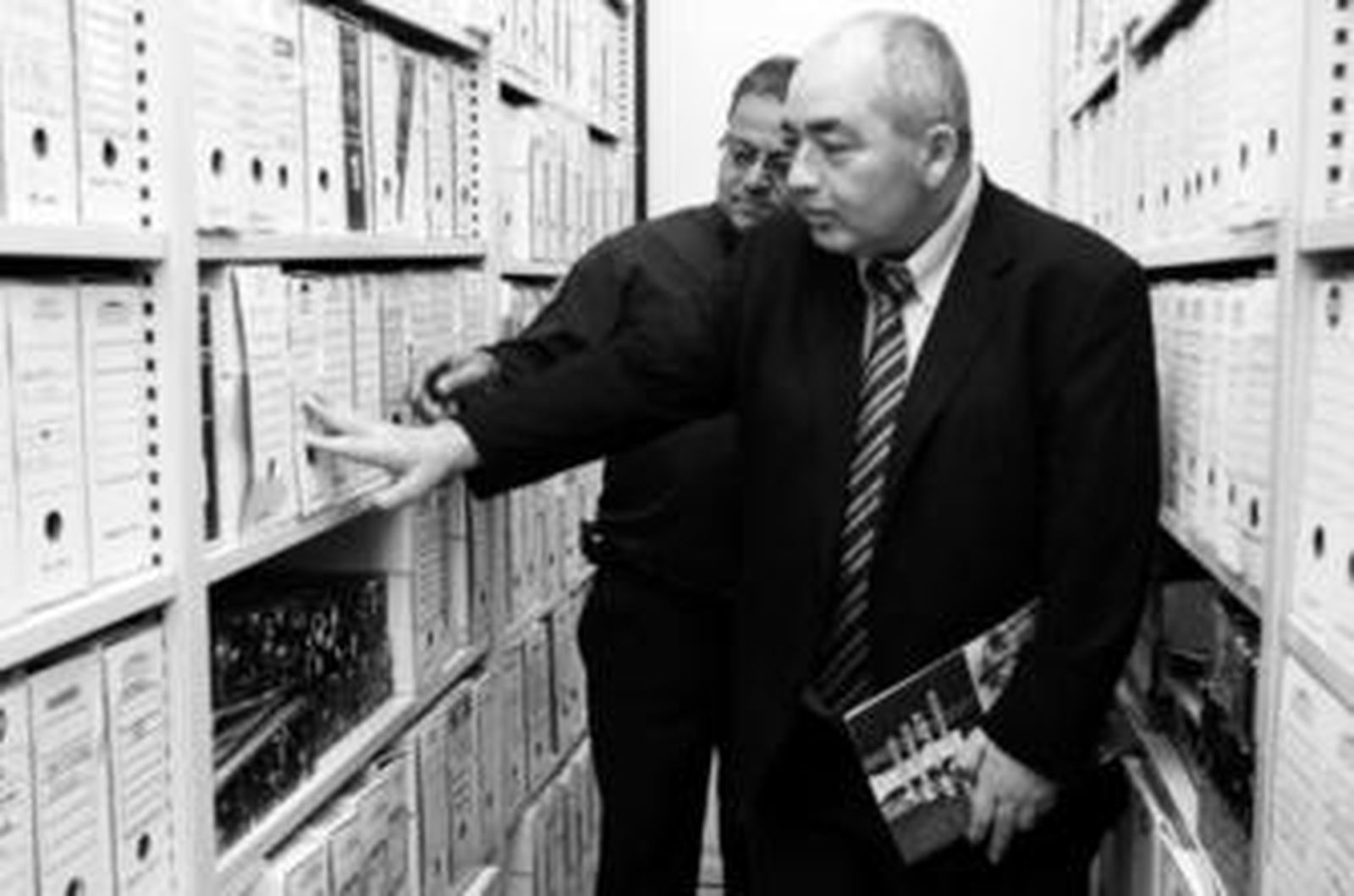 Manuel Pastrana y Jesús Comino, ayer en uno de los archivos de UGT.