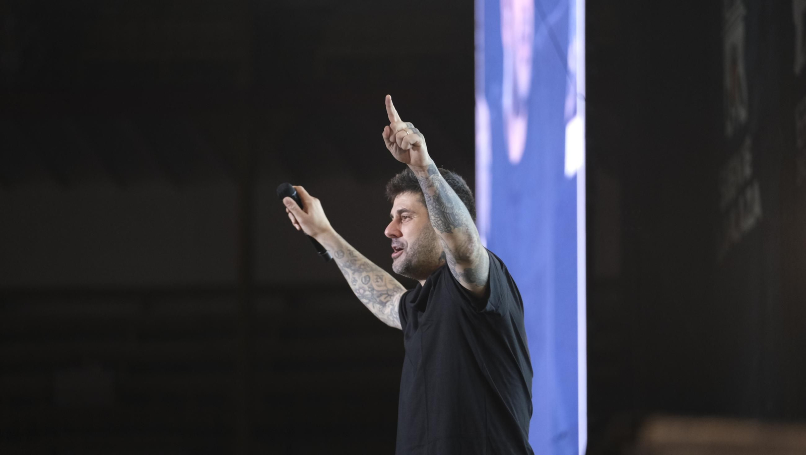 El concierto de Melendi llena de fans la Plaza de Toros de Almería, en imágenes