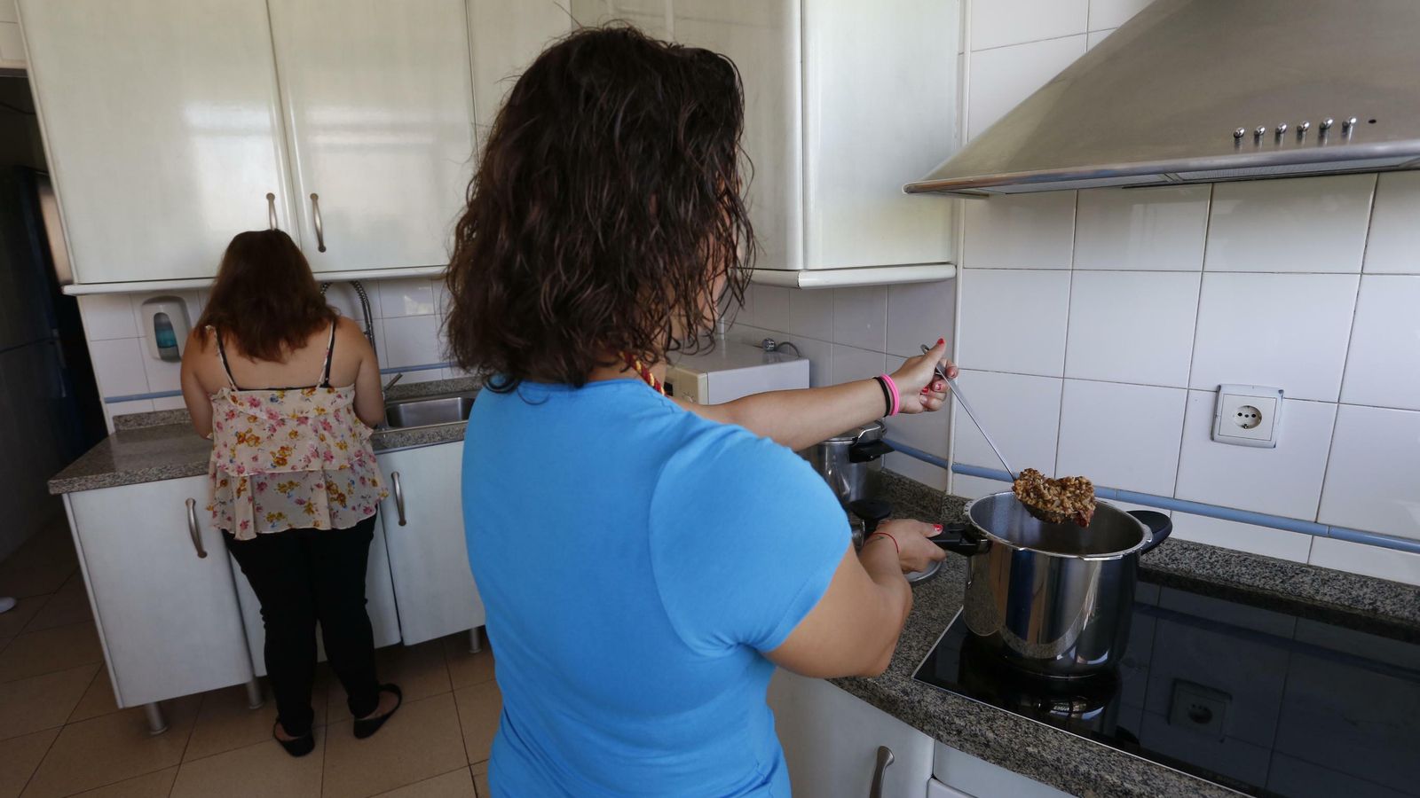 Dos compañeras realizan tareas en el hogar tutelado.