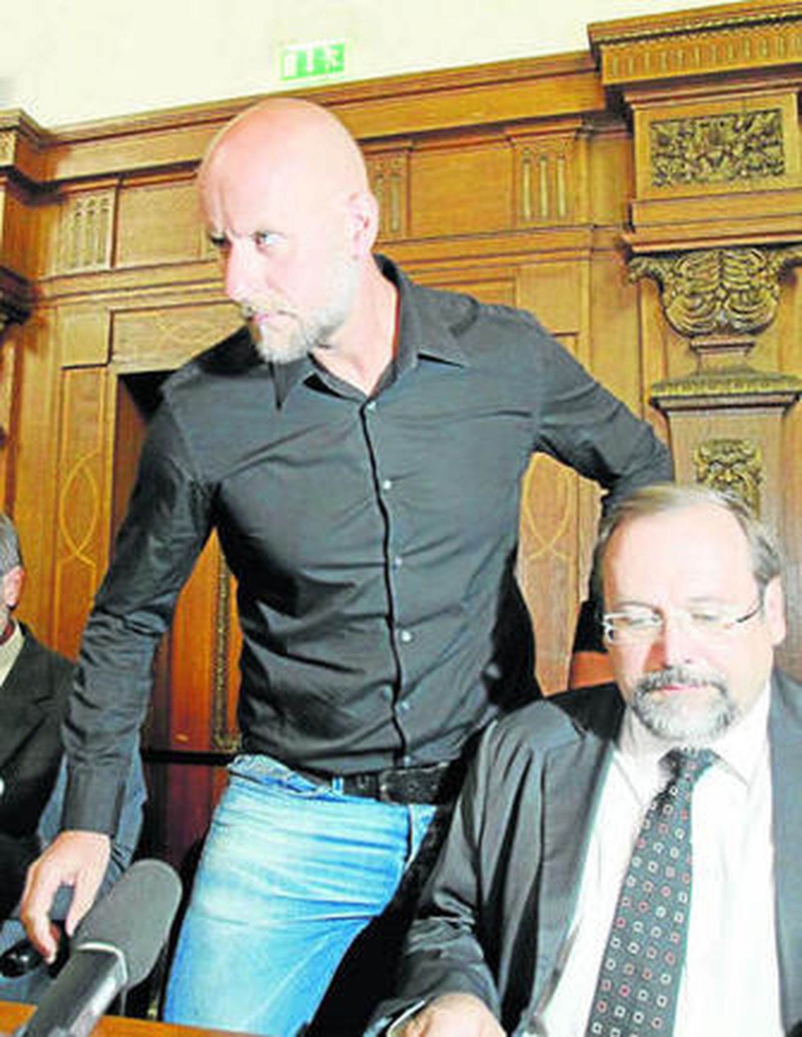 El organizador y el alcalde de Duisburgo (dcha.) en su comparecencia en el Ayuntamiento.