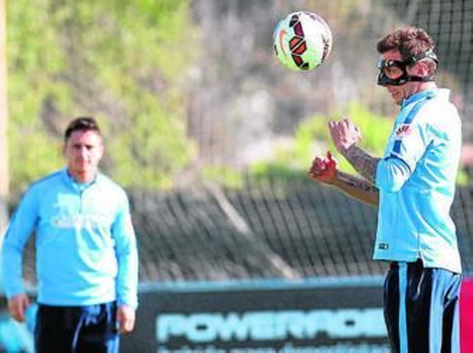 Mandzukic, cabeceando la pelota ayer con su máscara protectora.