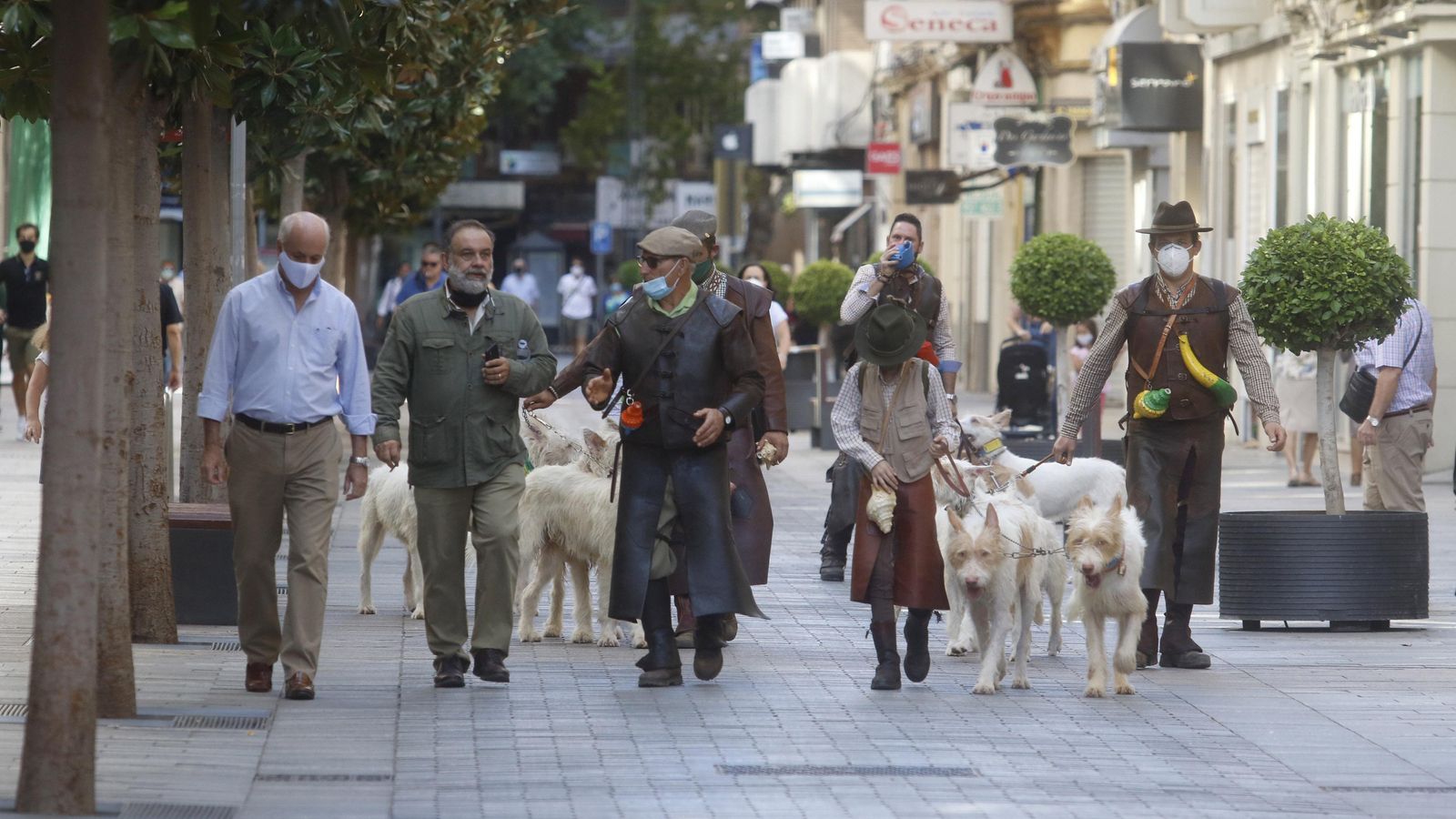 Rehalas por la calle Cruz Conde.