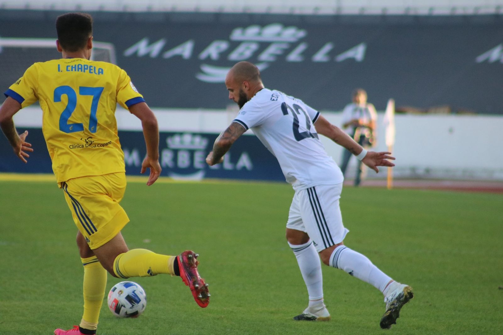 El ex cadista Edu Ramos avanza en presencia de Chapela.