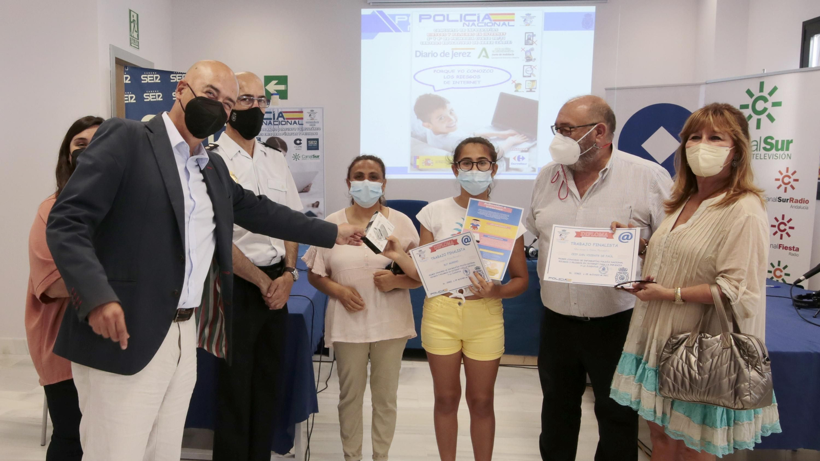 Premios del concurso escolar de infografías sobre riesgos de internet de Diario de Jerez y Policia Nacional