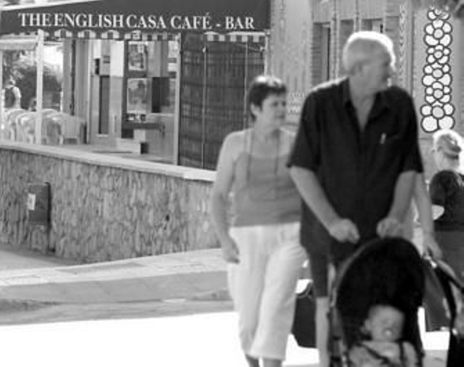Una calle de Benalmádena frecuentada por extranjeros. Una calle de Benalmádena frecuentada por extranjeros.