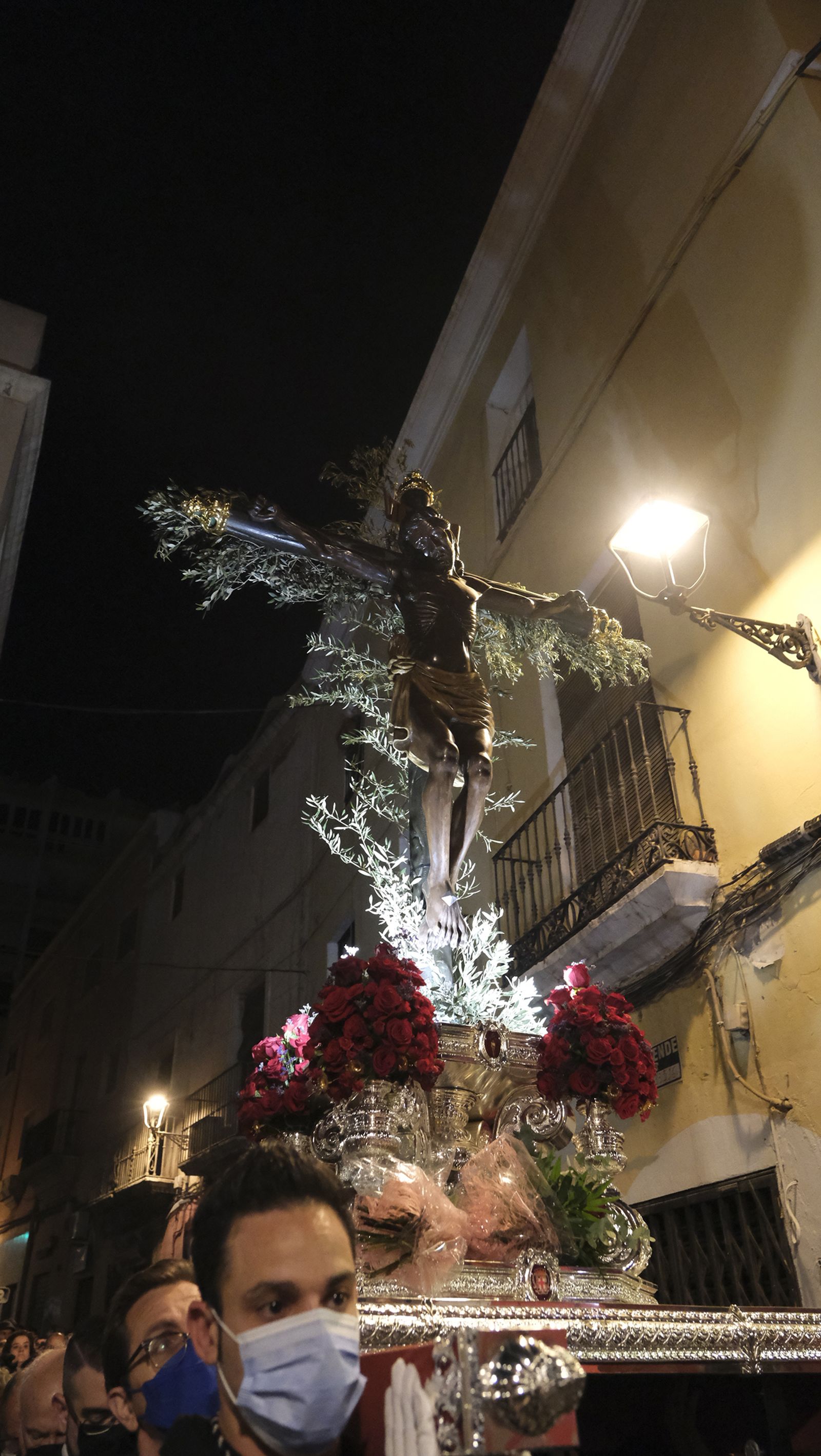 Procesión del Vía Crucis del Santo Cristo de la Escucha en Almería, en imágenes.