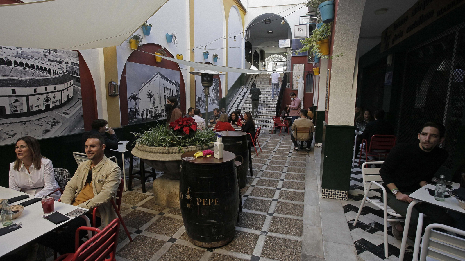 Ambiente en los bares y restaurantes de Algeciras en el fin de semana