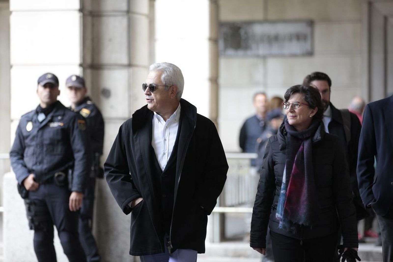 Francisco Vallejo llega a la Audiencia con su abogada, Encarnación Molino.