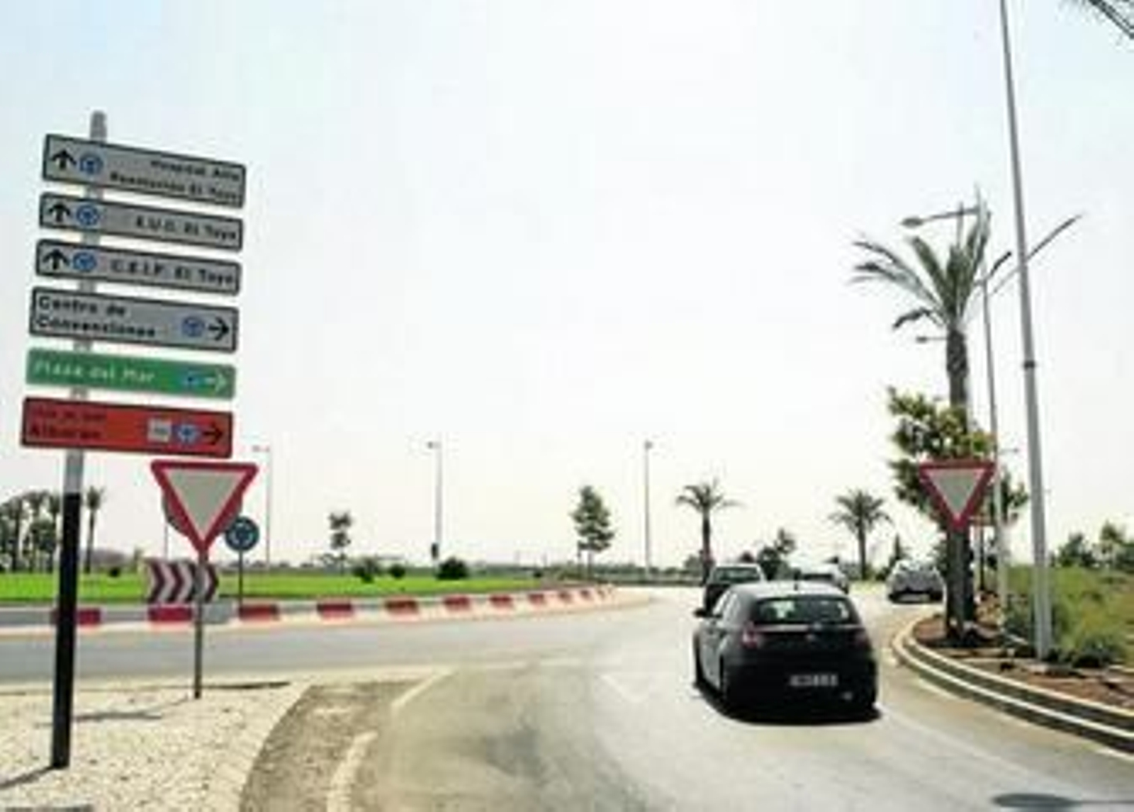 Entre las señales indicativas de El Toyo,  sigue sin estar la del centro comercial.