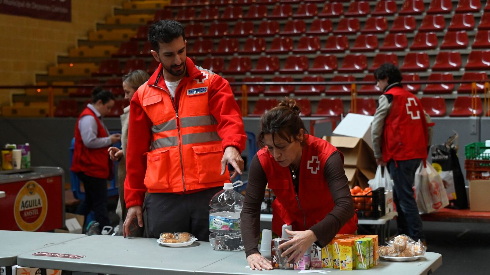 Voluntarios de Cruz Roja preparan comida para los desalojados.