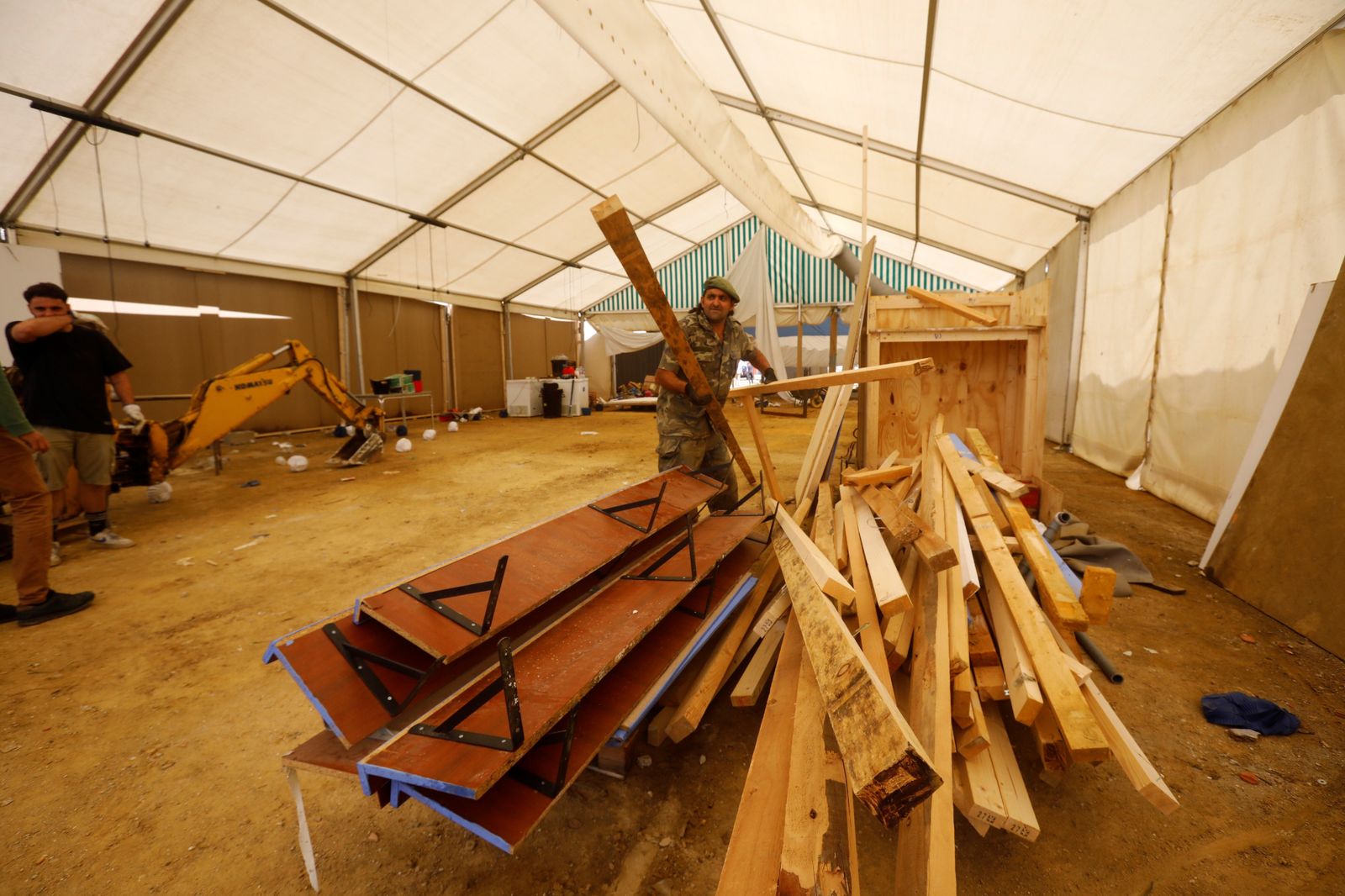 El desmontaje de las casetas y atracciones de la Feria de Córdoba, en imágenes