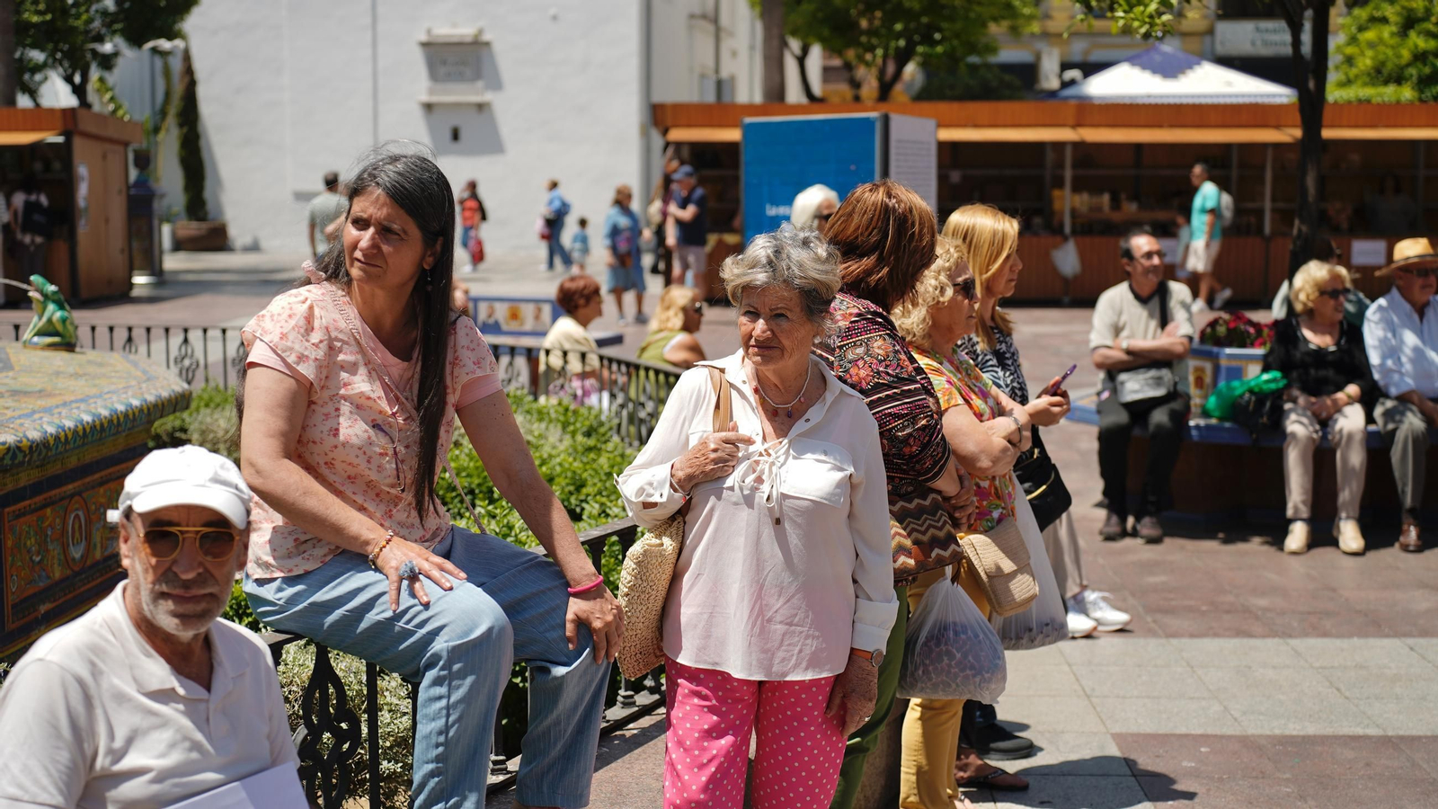 Muchas personas se reunen en la Plaza Alta, bailando y comiendo paella junto a la Feria de los Parques Naturales de Cádiz