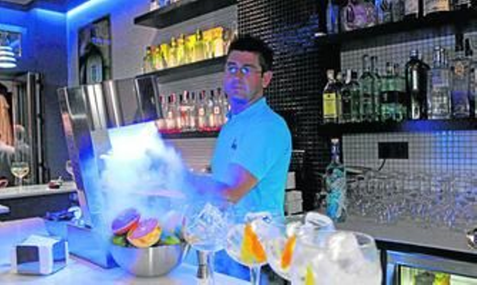 El propietario del establecimiento con una de las máquinas que enfría las copas.