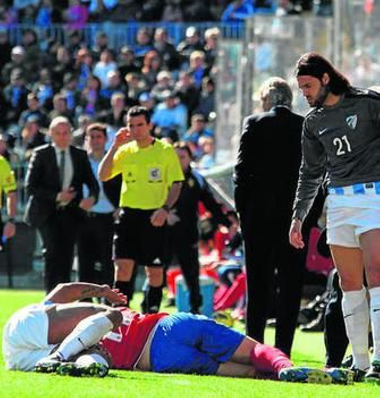 Sergio Sánchez mira a los caídos, Eliseu y Montañés, tras chocar.