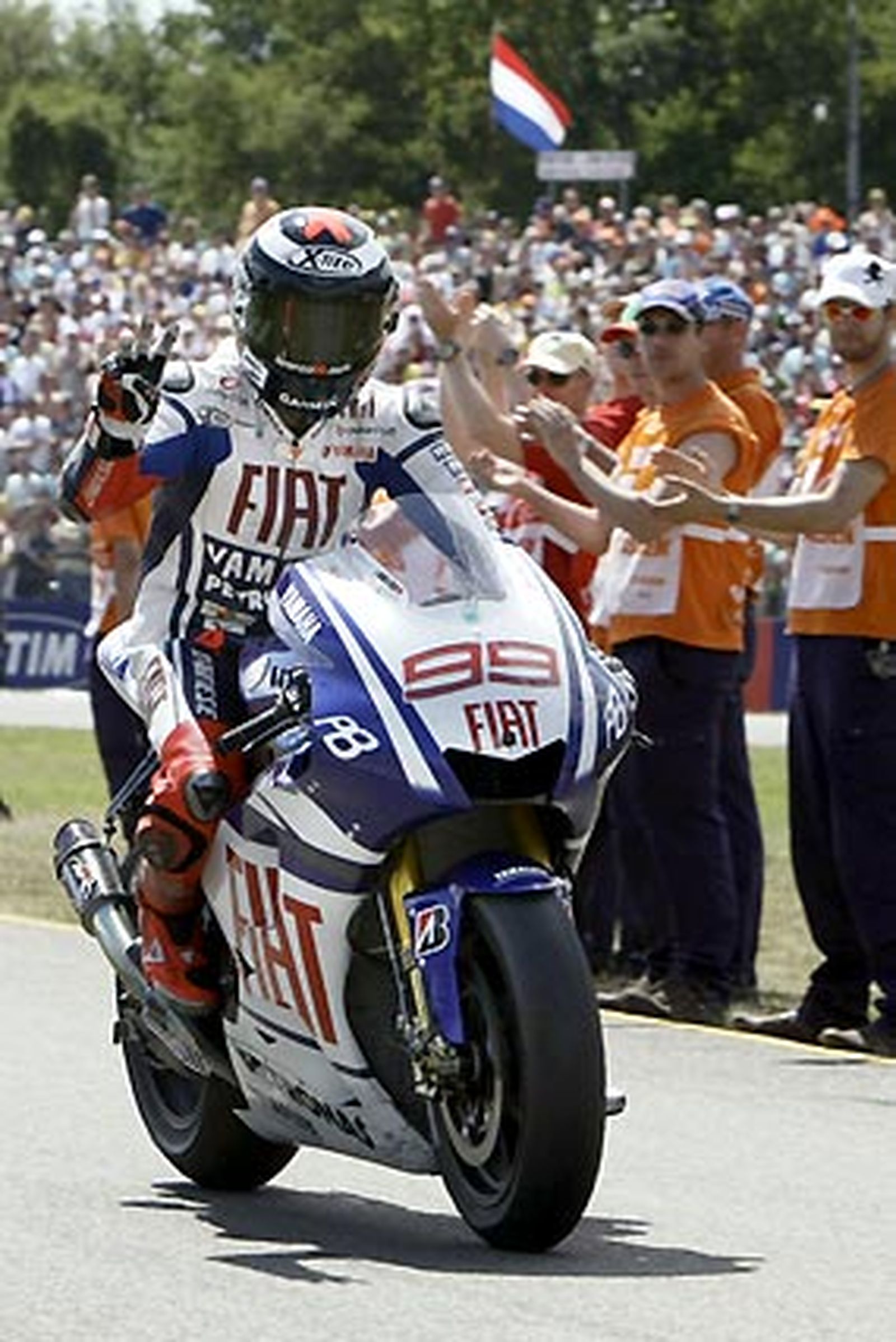 Jorge Lorenzo (Yamaha) celebra su victoria en Assen, en el Gran Premio de Holanda.

Foto: Efe / Afp Photo / Reuters