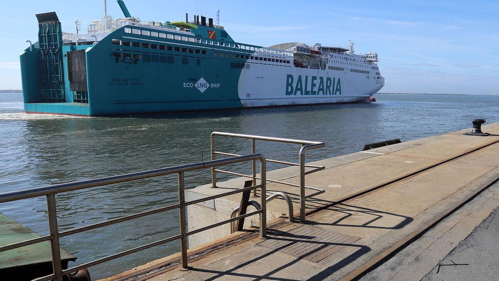 Uno de los buques de Baleària en el Muelle Sur del Puerto de Huelva.