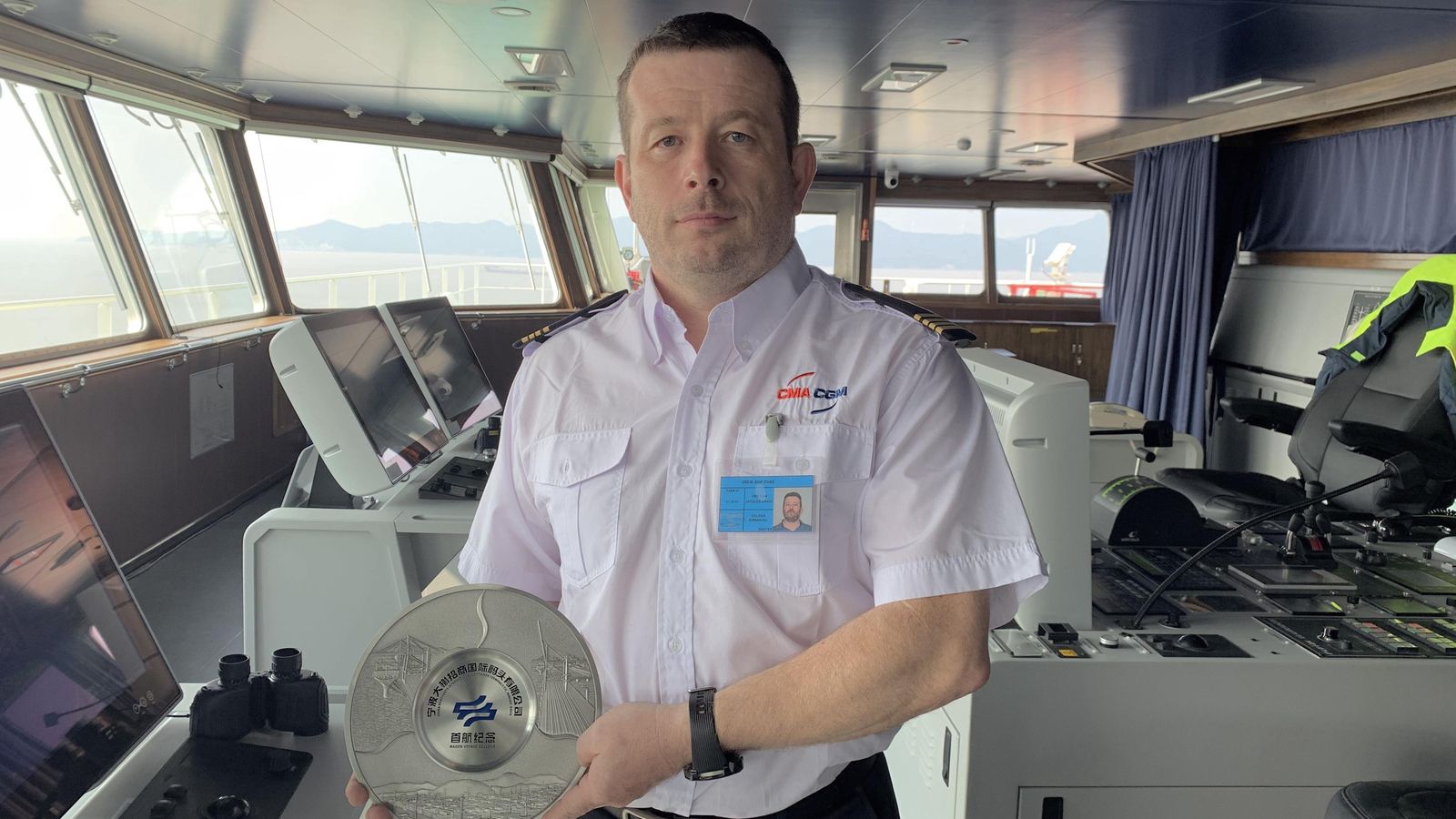 El capitán del 'CMA CGM Jacques Saadé' en Ningbo, con una placa de recuerdo.