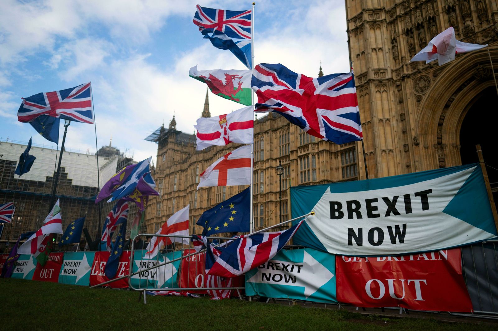 Banderas británicas y símbolos pro-'Brexit' frente al Parlament en Londres.