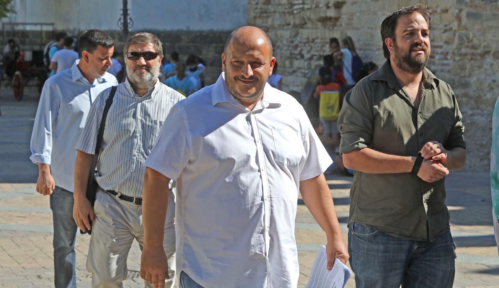 Ruiz-Berdejo, junto al coportavoz de Adelante, Ángel Cardiel.