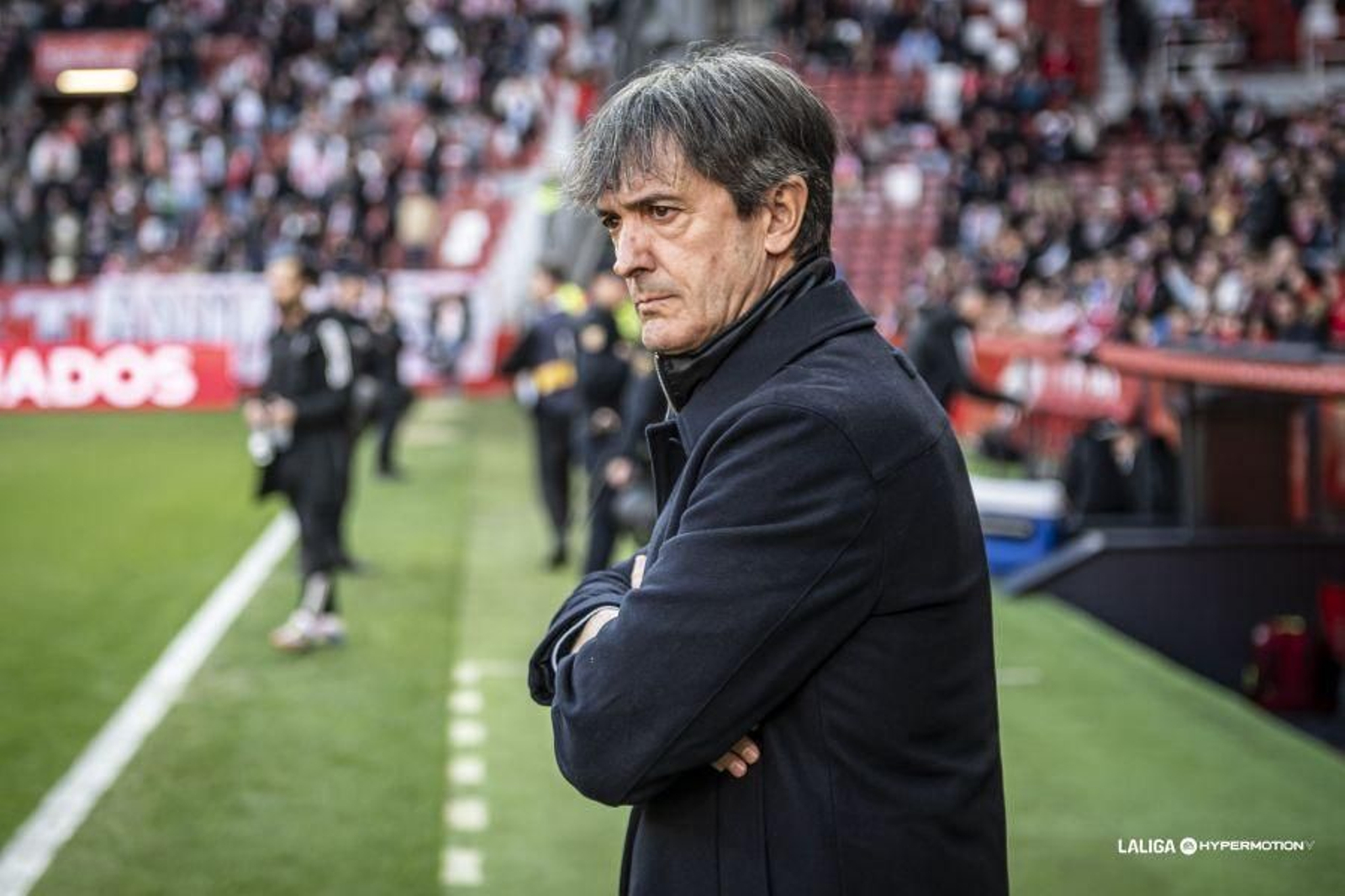 Pacheta observando el terreno de juego antes del inicio del encuentro.