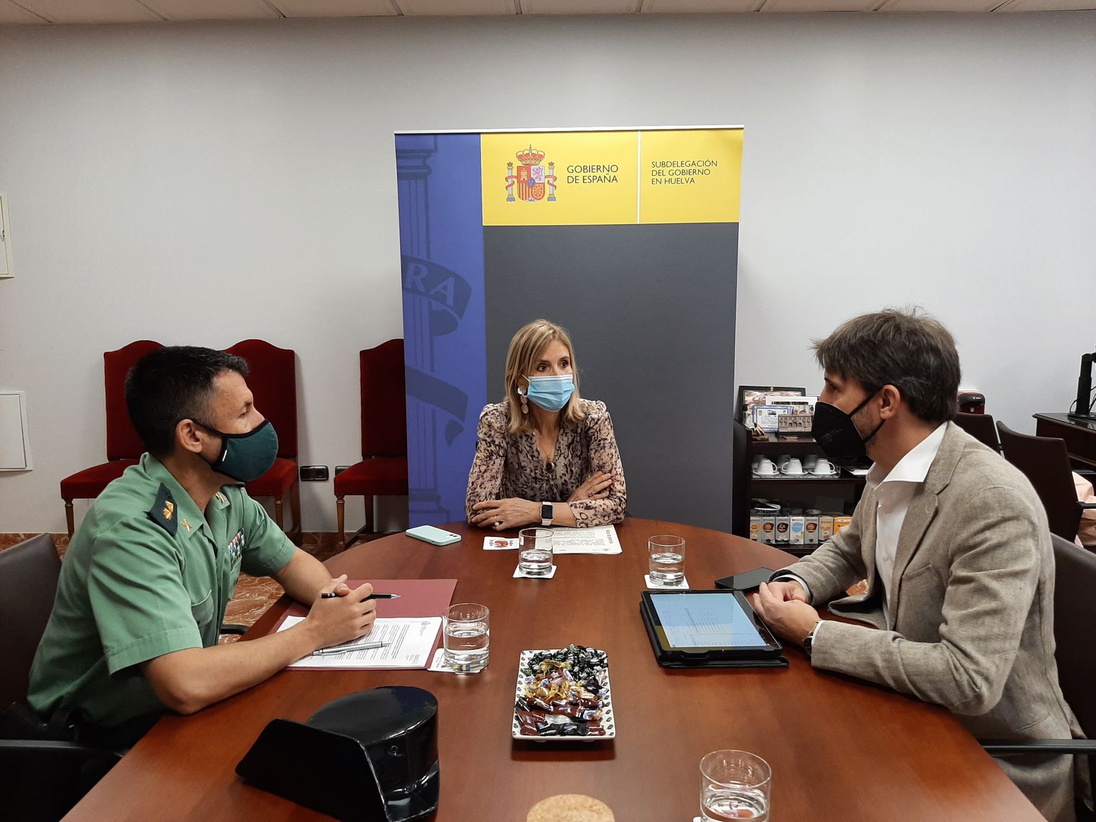 Reunión la subdelegada del Gobierno en Huelva, el teniente Coronel de la Guardia Civil y el Capitán Marítimo en Huelva