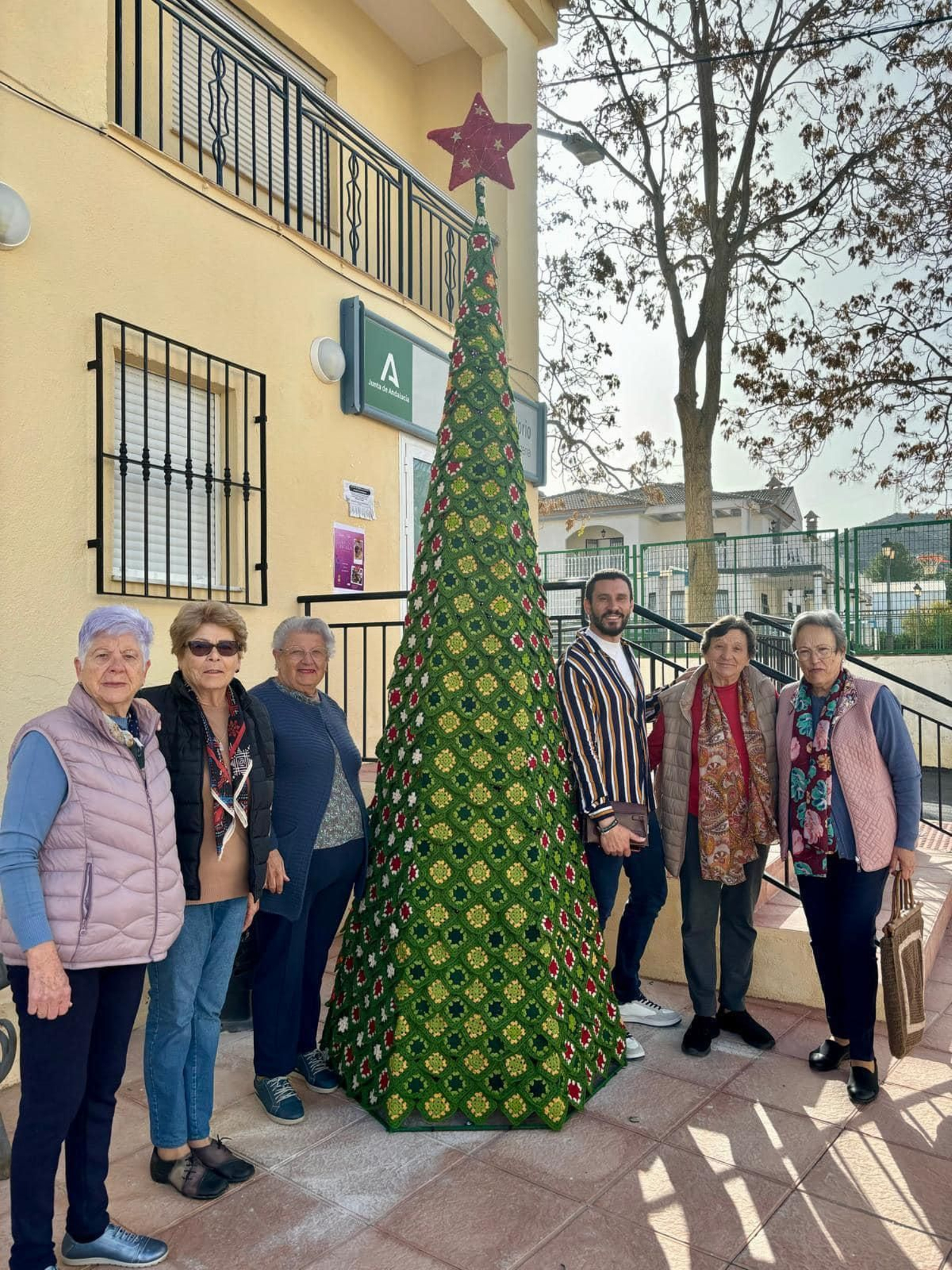 Un árbol de Navidad de ganchillo, tejido por un grupo de vecinas de Zurgena, decora el consultorio de la localidad Un árbol de Navidad de ganchillo, tejido por un grupo de vecinas de Zurgena, decora el consultorio de la localidad