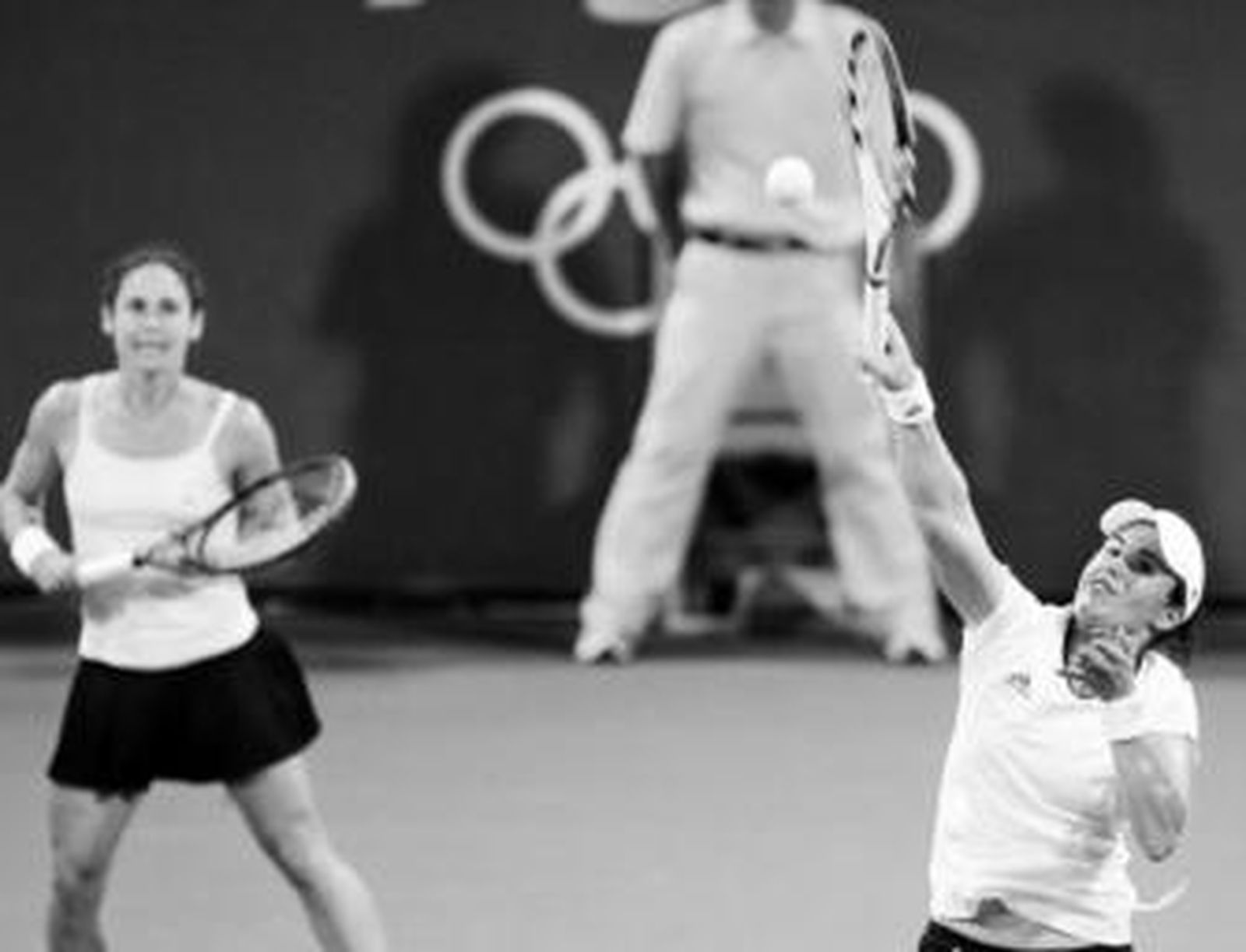 Anabel Medina golpea una bola cerca de la red con Virginia Ruano al fondo.