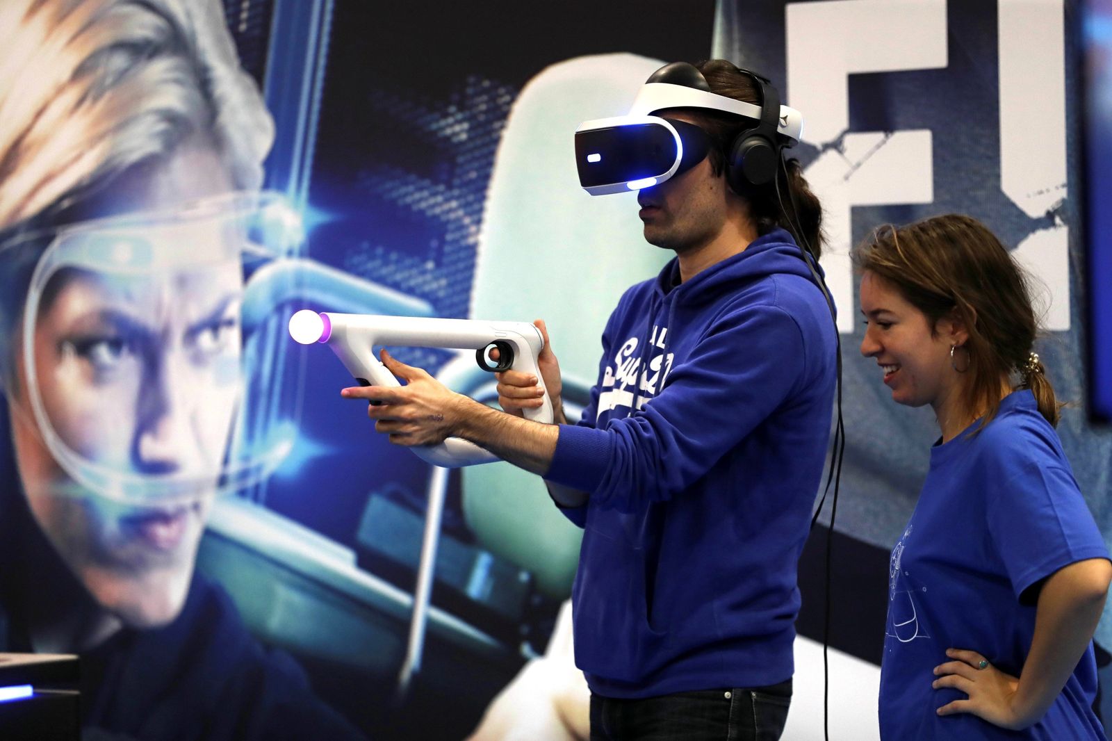 Dos jóvenes juegan a un videojuego en la Madrid Games Week