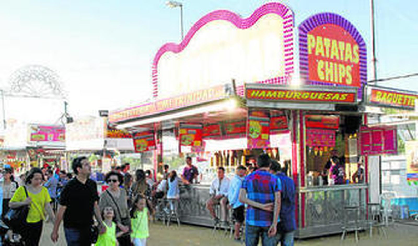 A primeras horas de la tarde las familias ya invadían ayer los 'food truck' del Corpus.
