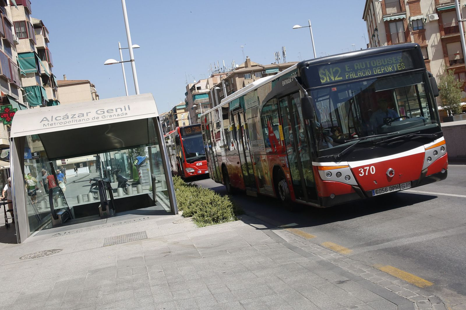 Imagen de archivo de un autobús pasando junto a la parada de Metro de Alcázar del Genil, en el Camino de Ronda de Granada