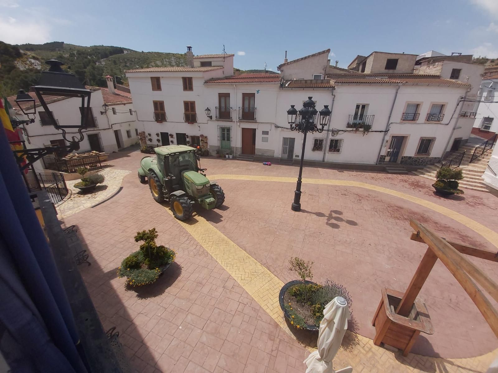 Tareas de desinfección en Alcóntar hace unos meses.