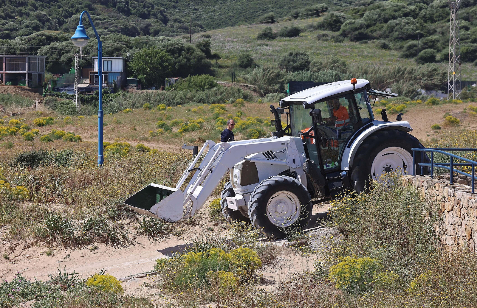 Imágenes de los preparativos para  la temporada de playas en Getares