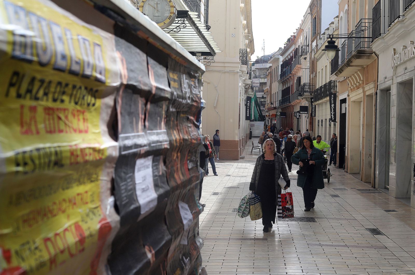 Imágenes del ambiente en la mañana de carnaval en Huelva