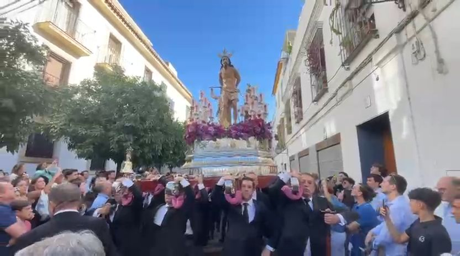 Nuestro Padre Jesús de la Columna de Lucena a sones de la banda de Tres Caídas abriendo su paso por Córdoba