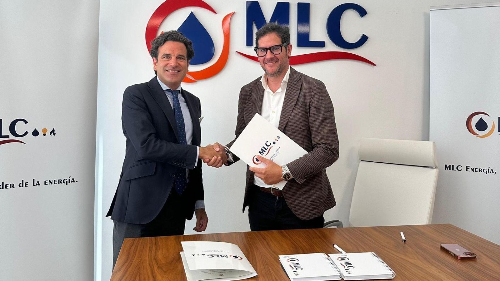 Daniel Delgado y Carlos Hita, en la formalización del acuerdo.