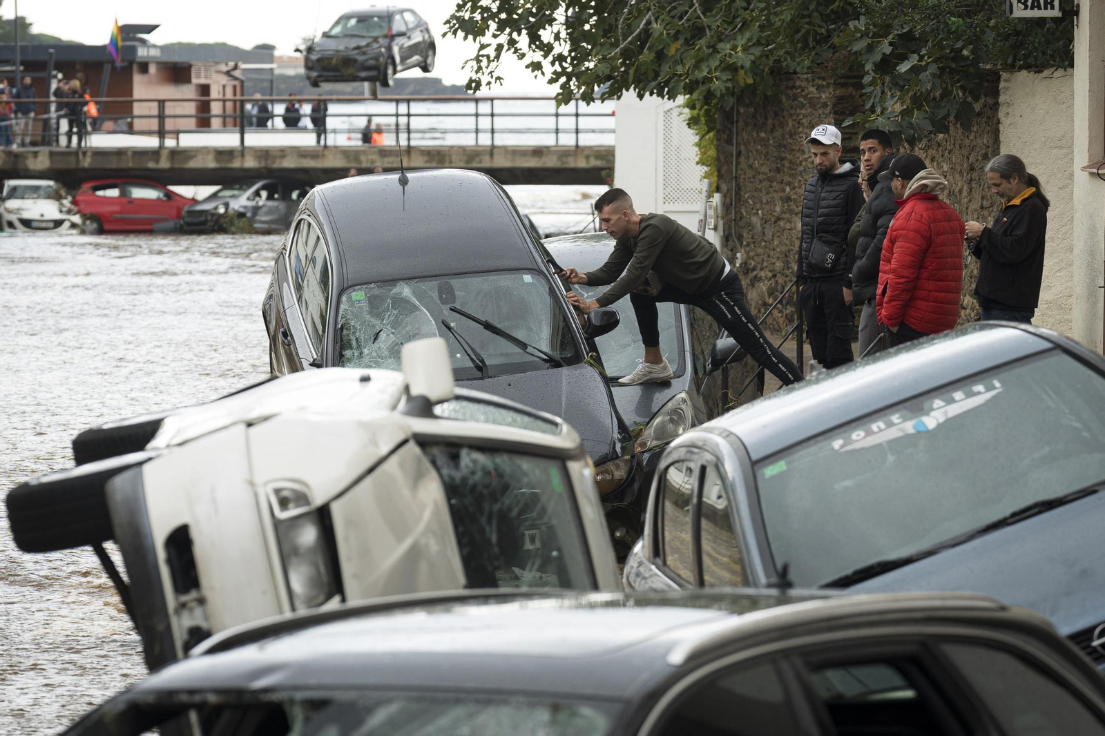 Las lluvias torrenciales arrastran una treintena de vehículos en Cadaqués. Las lluvias torrenciales arrastran una treintena de vehículos en Cadaqués.