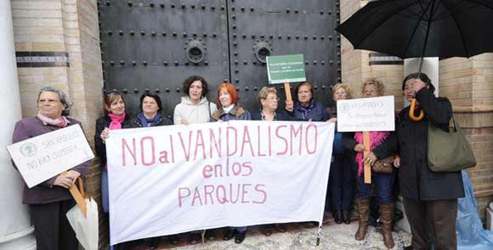 Unas 50 personas piden en la Plaza América "más conciencia política" contra el vandalismo en los parques